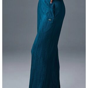 Alo yoga High-Waist Micro Plisse Straight Leg Pant